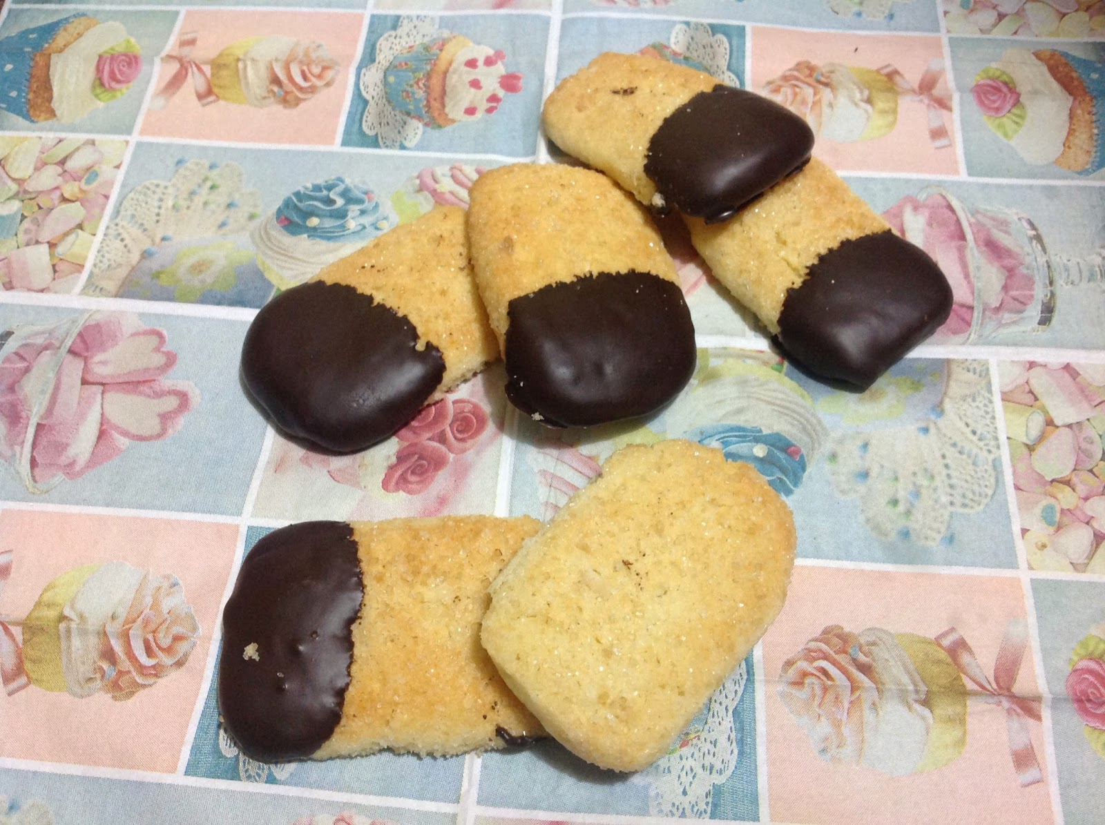 BISCOTTI SABBIOSI ALLE MANDORLE E CIOCCOLATO