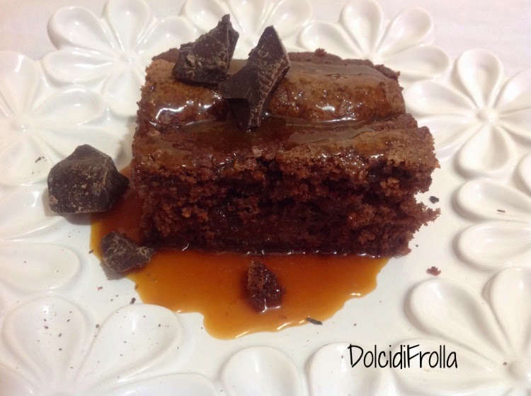 TORTA AL CIOCCOLATO CON SALSA AL CARAMELLO