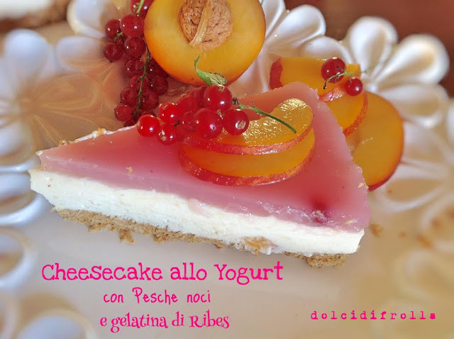 CHEESECAKE ALLO YOGURT con PESCHE NOCI e GELATINA di RIBES