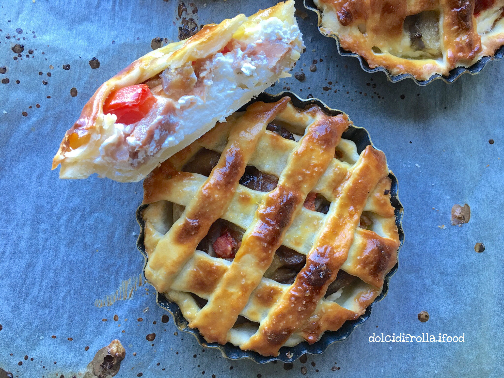 CROSTATINE SALATE CON RICOTTA, PROSCIUTTO CRUDO, MELANZANE E POMODORINI