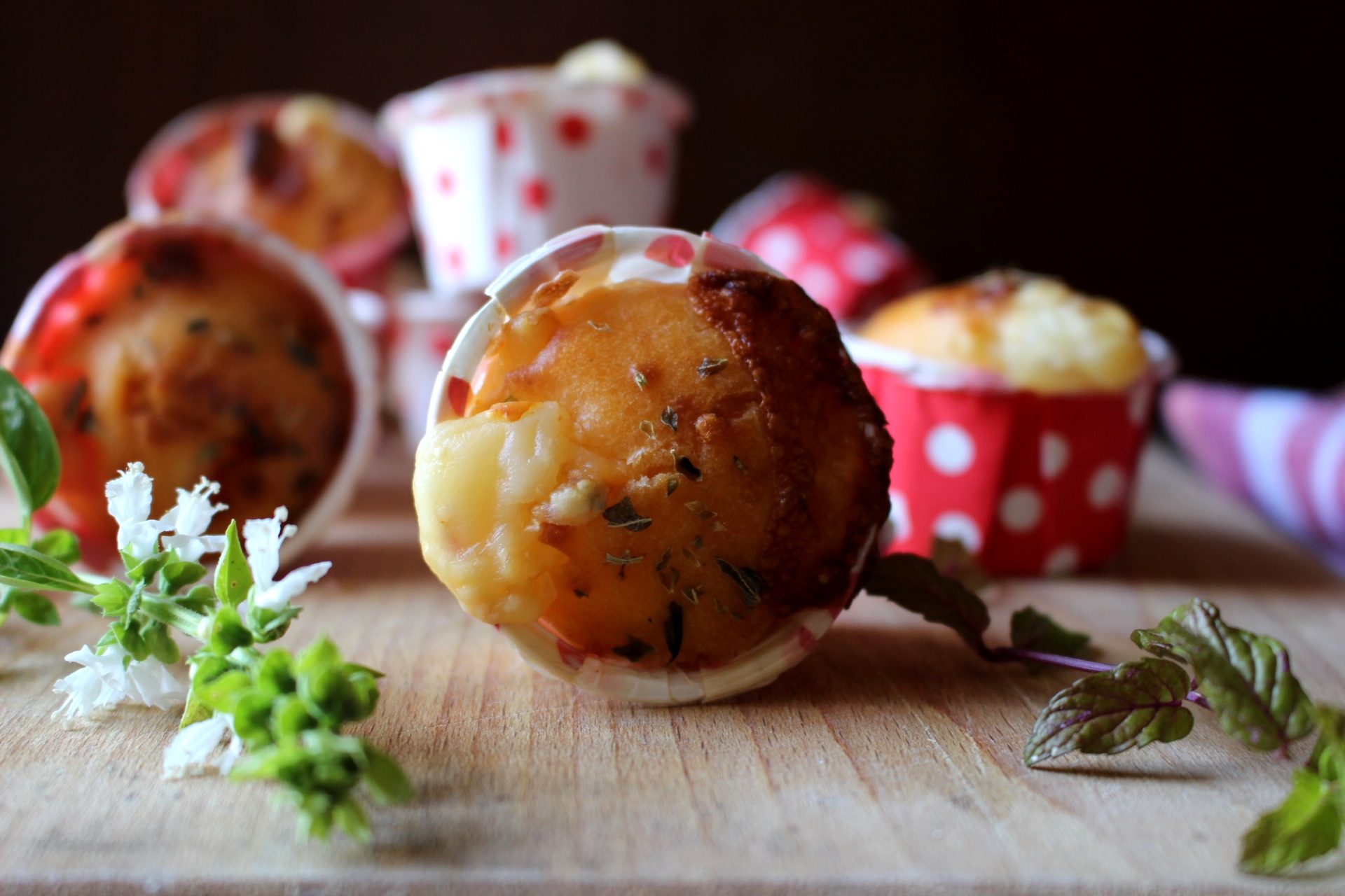 MUFFIN SALATI CON POMODORINI E FORMAGGIO