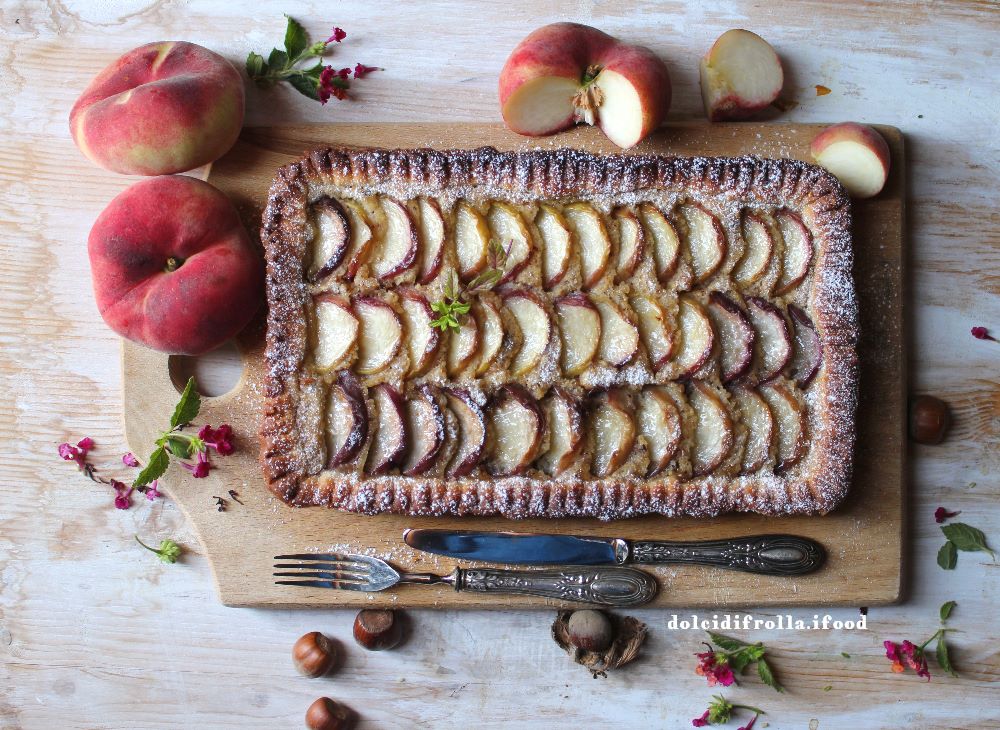 TORTA CON FRANGIPANE ALLE NOCCIOLE E PESCHE TABACCHIERE