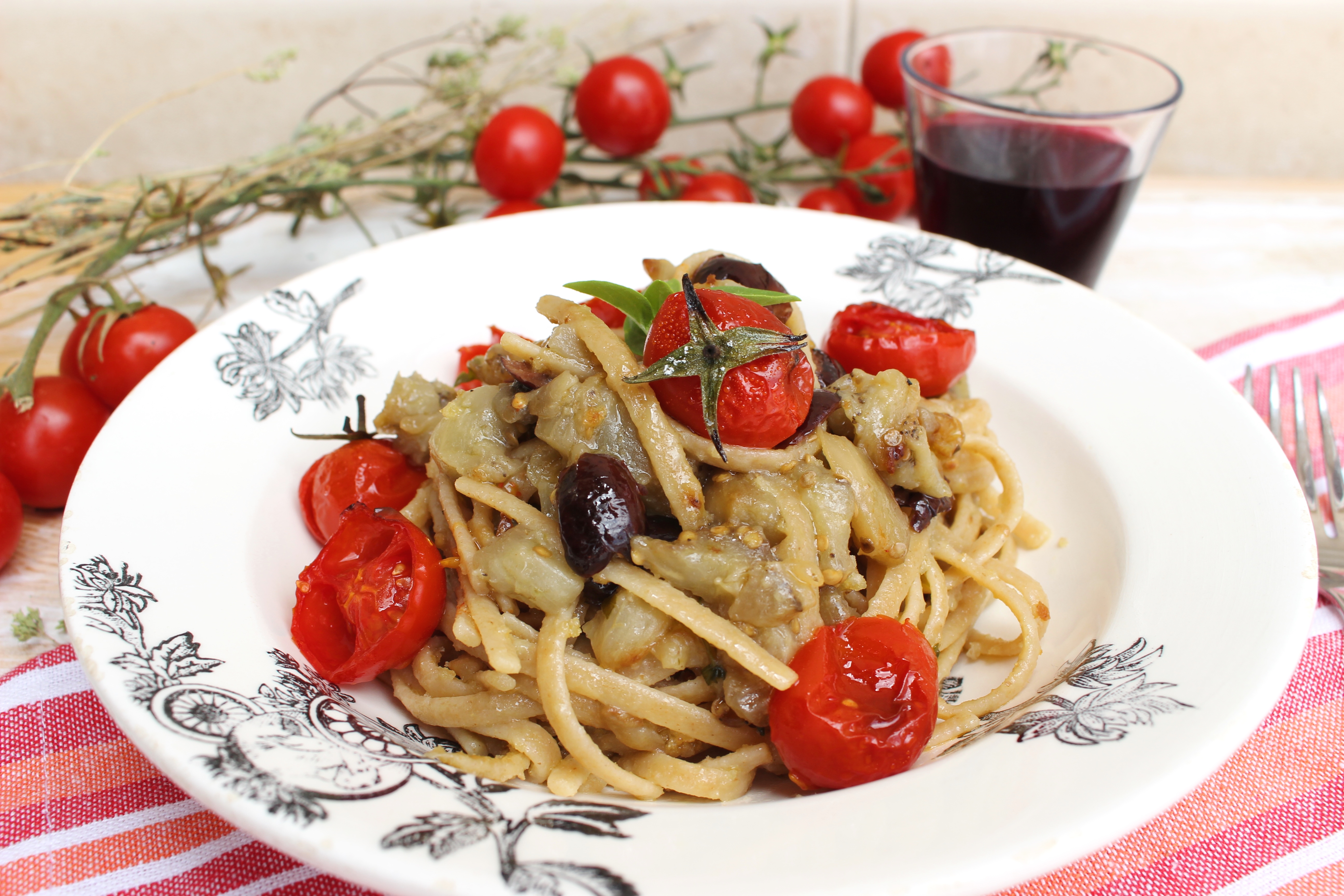 PASTA “STRUNCATURA” CON MELANZANE OLIVE E POMODORINI CANDITI