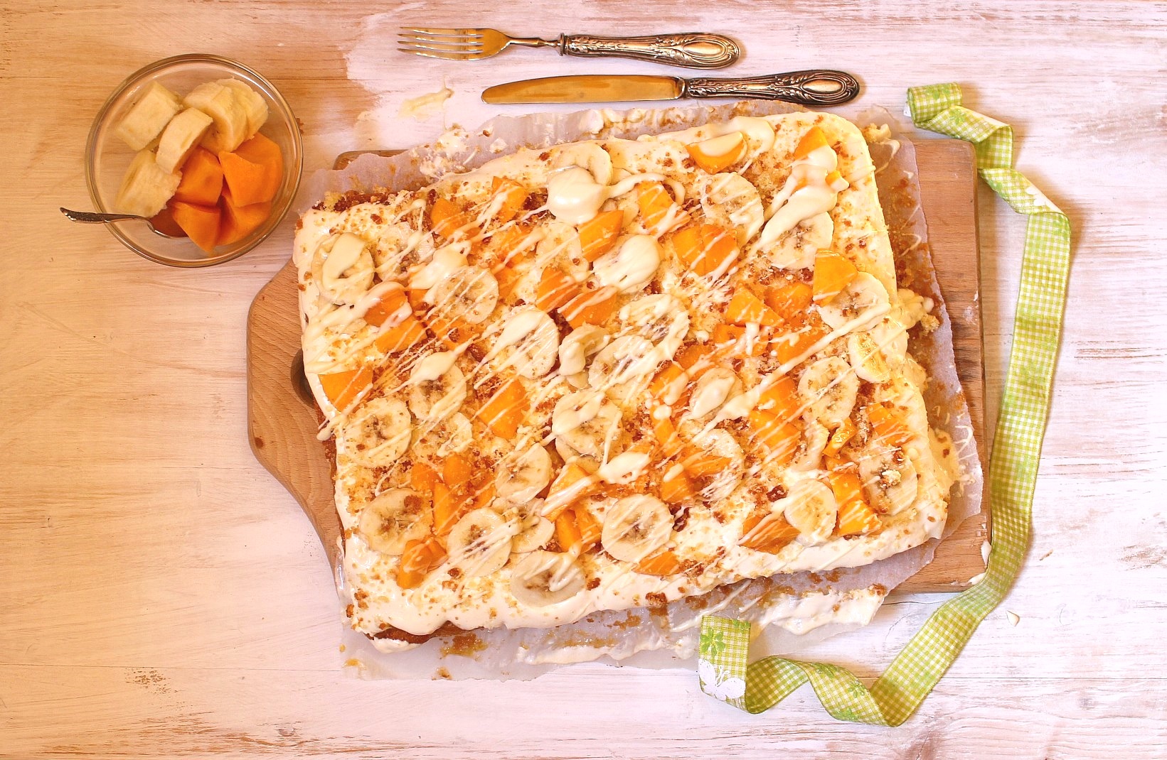 POKE CAKE ALLA FRUTTA E CIOCCOLATO BIANCO