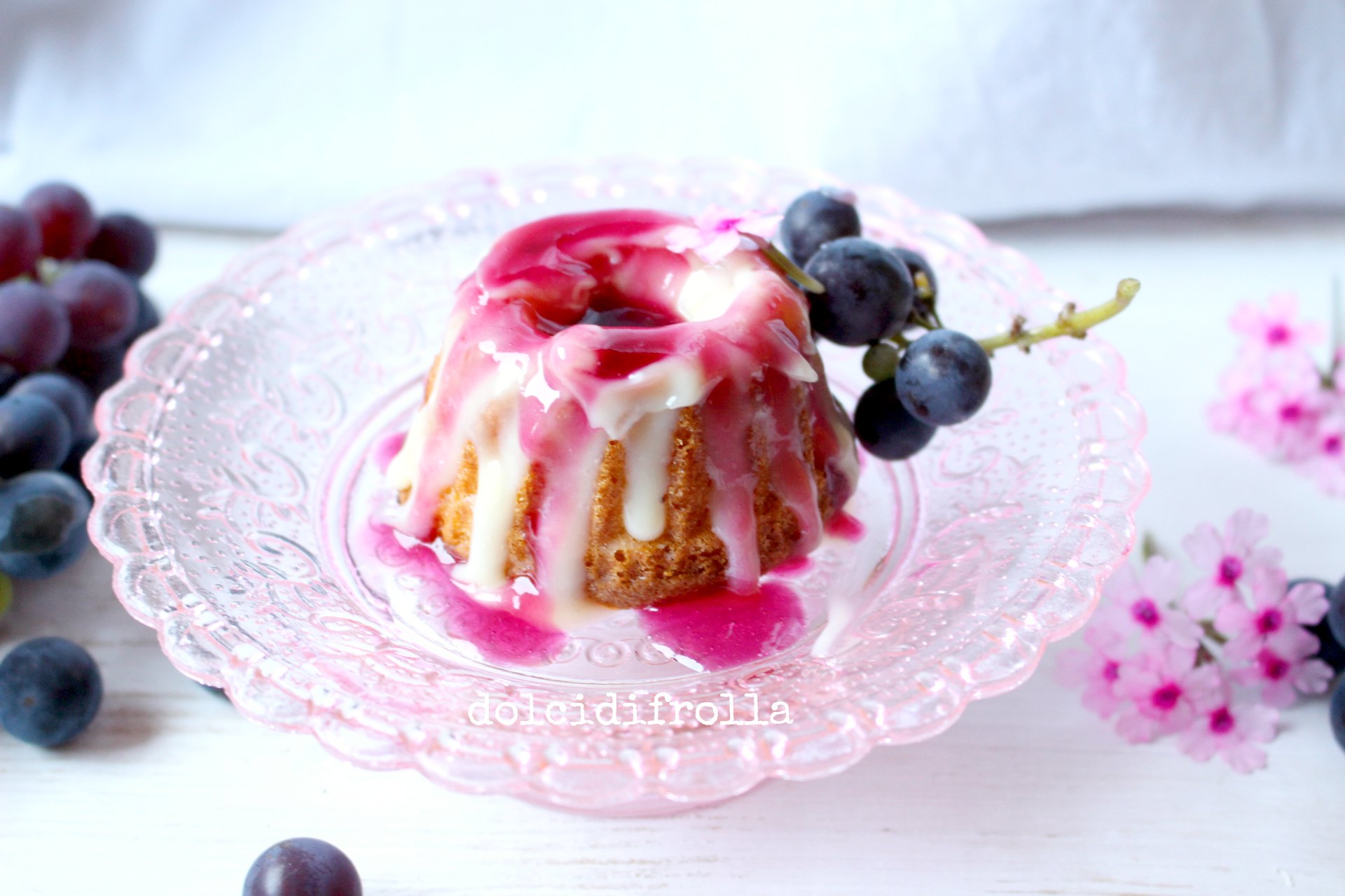 FLUFFOSINE CON CIOCCOLATO BIANCO E GLASSA ALL’UVA FRAGOLA