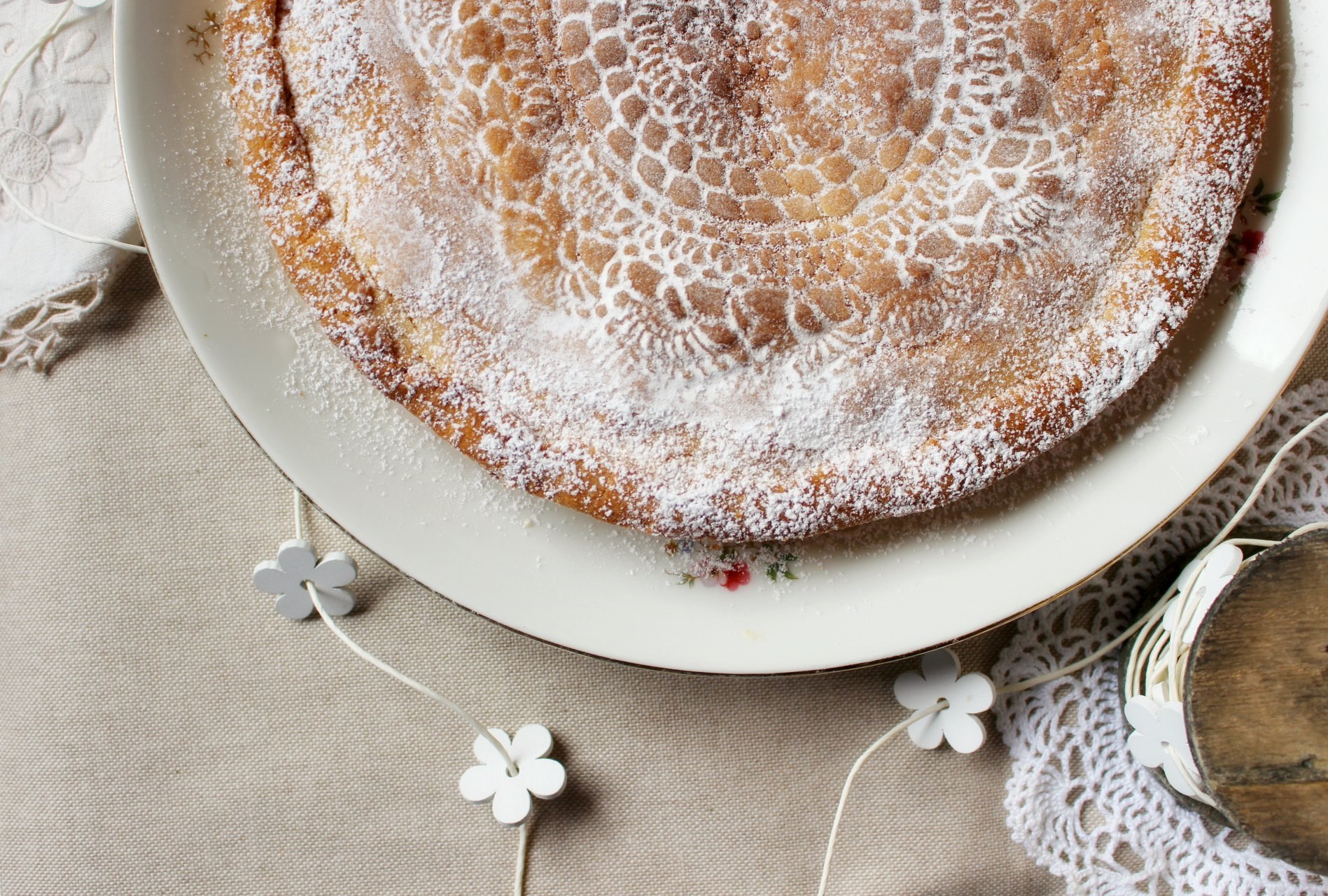 TORTA SEMPLICE RIPIENA DI FRUTTA