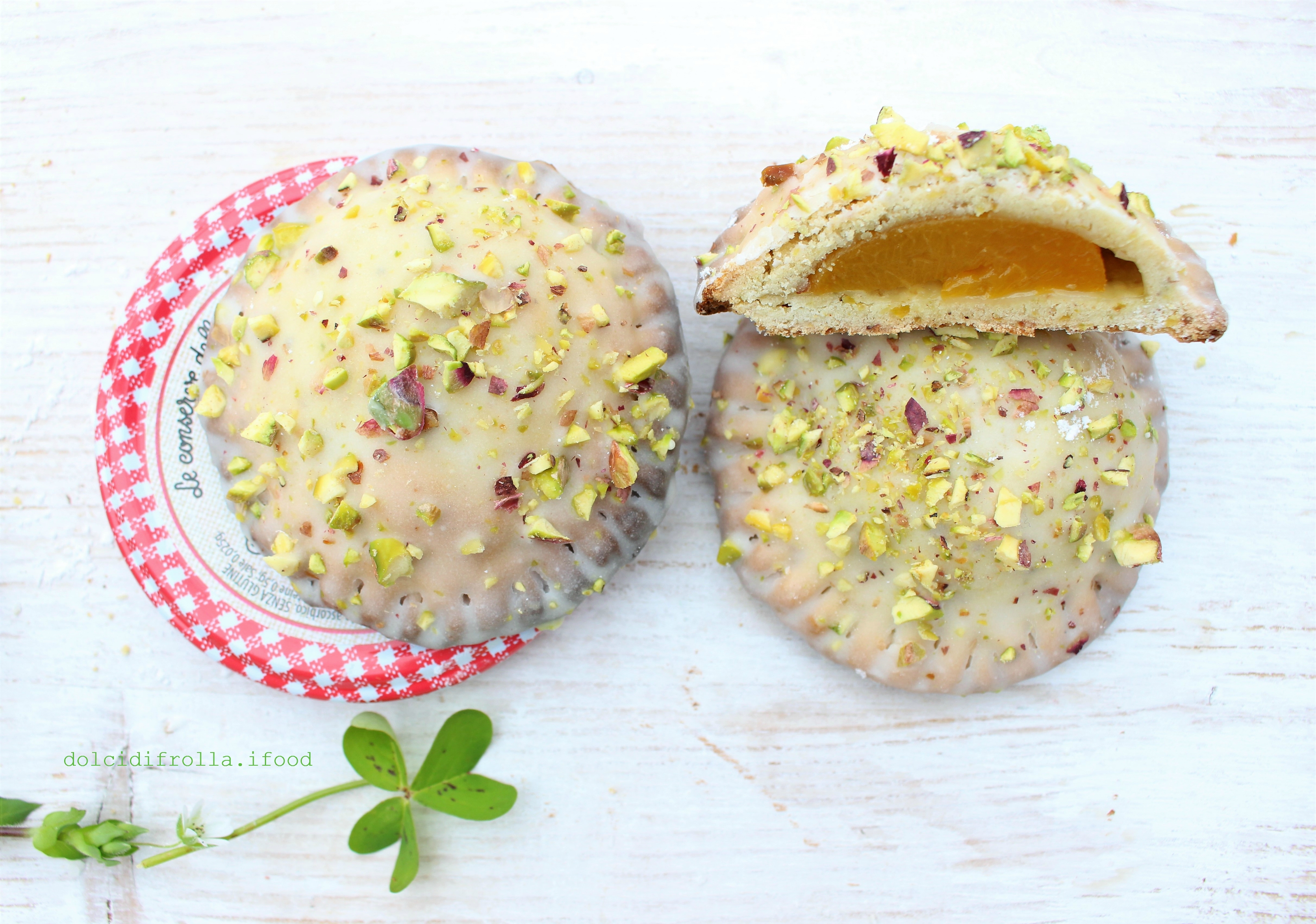 BISCOTTI AL PISTACCHIO CON PESCHE ALLO SCIROPPO