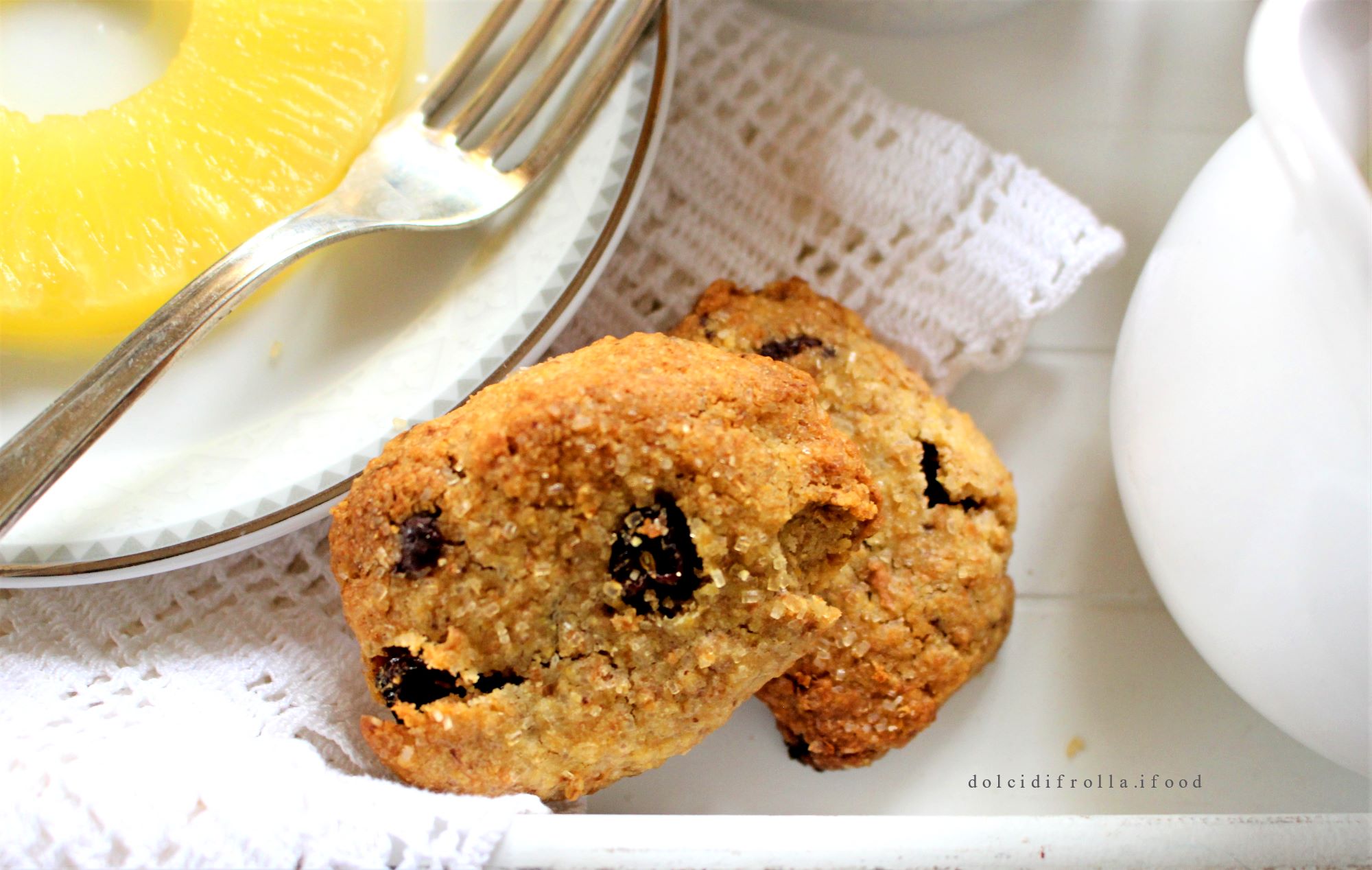 BISCOTTI  INTEGRALI CON FARINA DI MAIS UVETTA E CIOCCOLATO