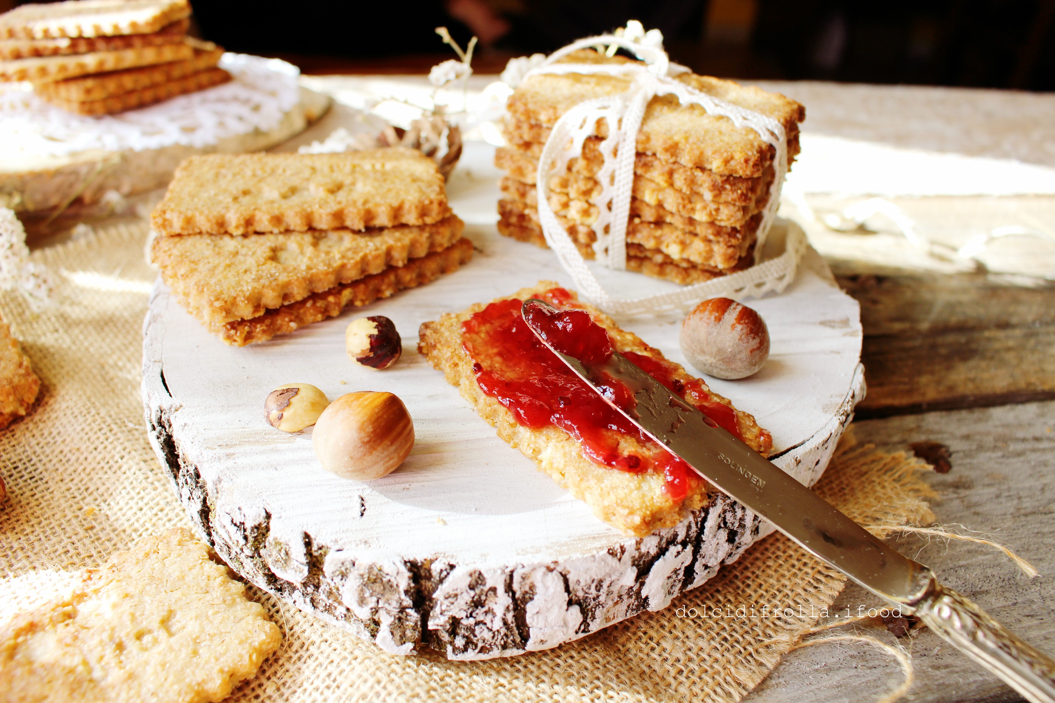 BISCOTTI INTEGRALI ALLE NOCCIOLE