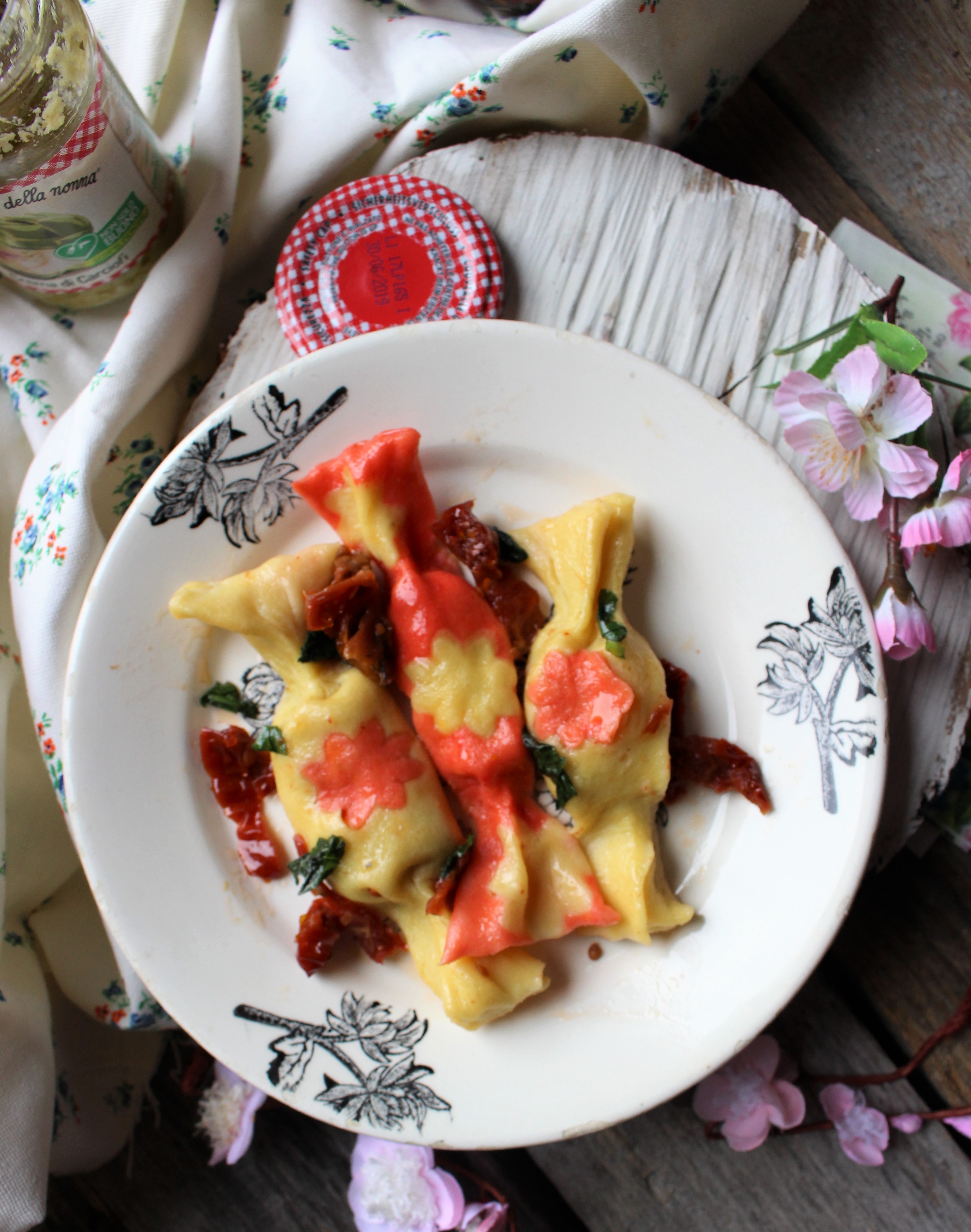 CARAMELLE DI PASTA RIPIENE DI CREMA DI CARCIOFI CON POMODORI SECCHI