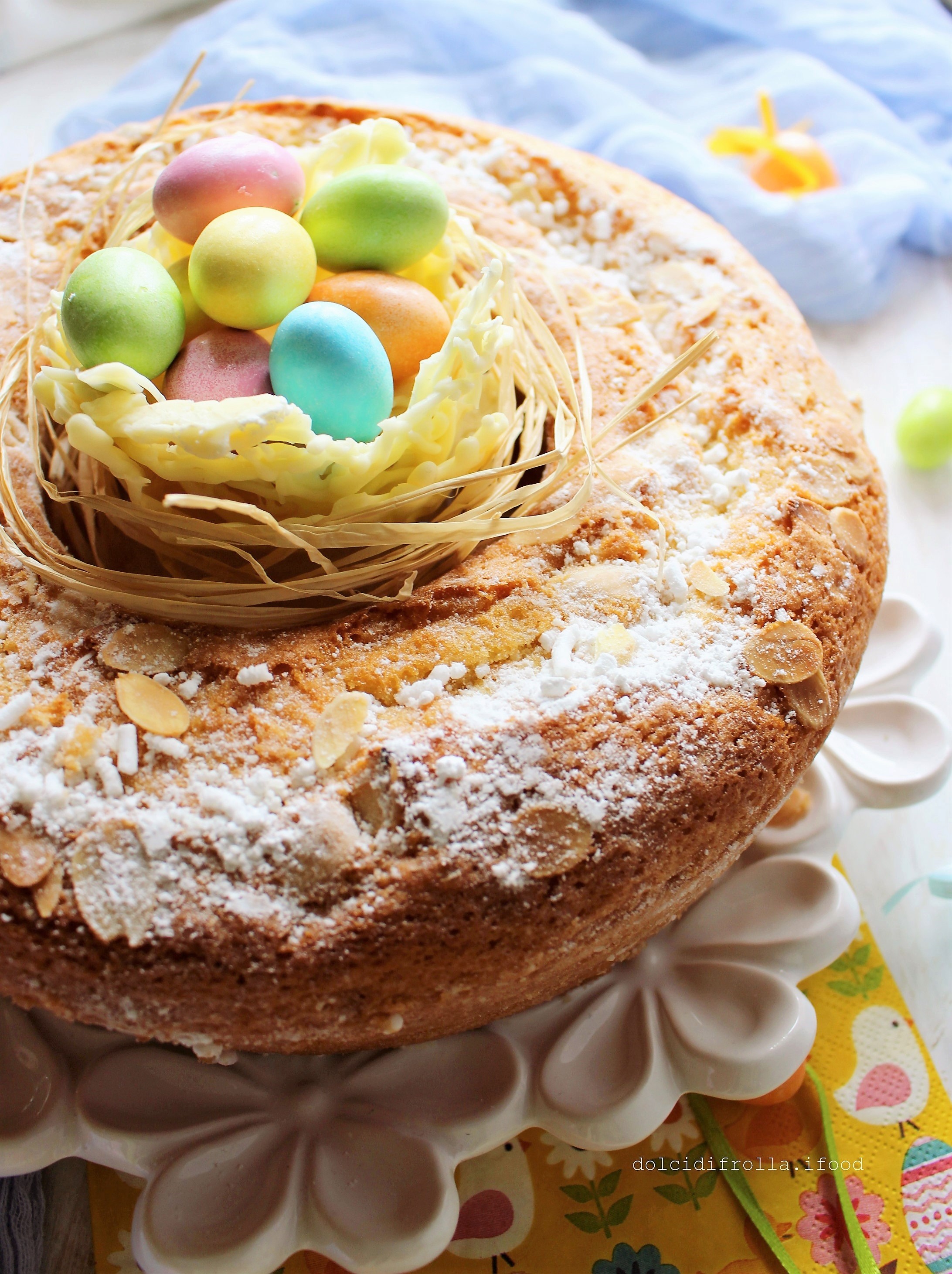 CIAMBELLA MANDORLATA CON NIDO DI CIOCCOLATO