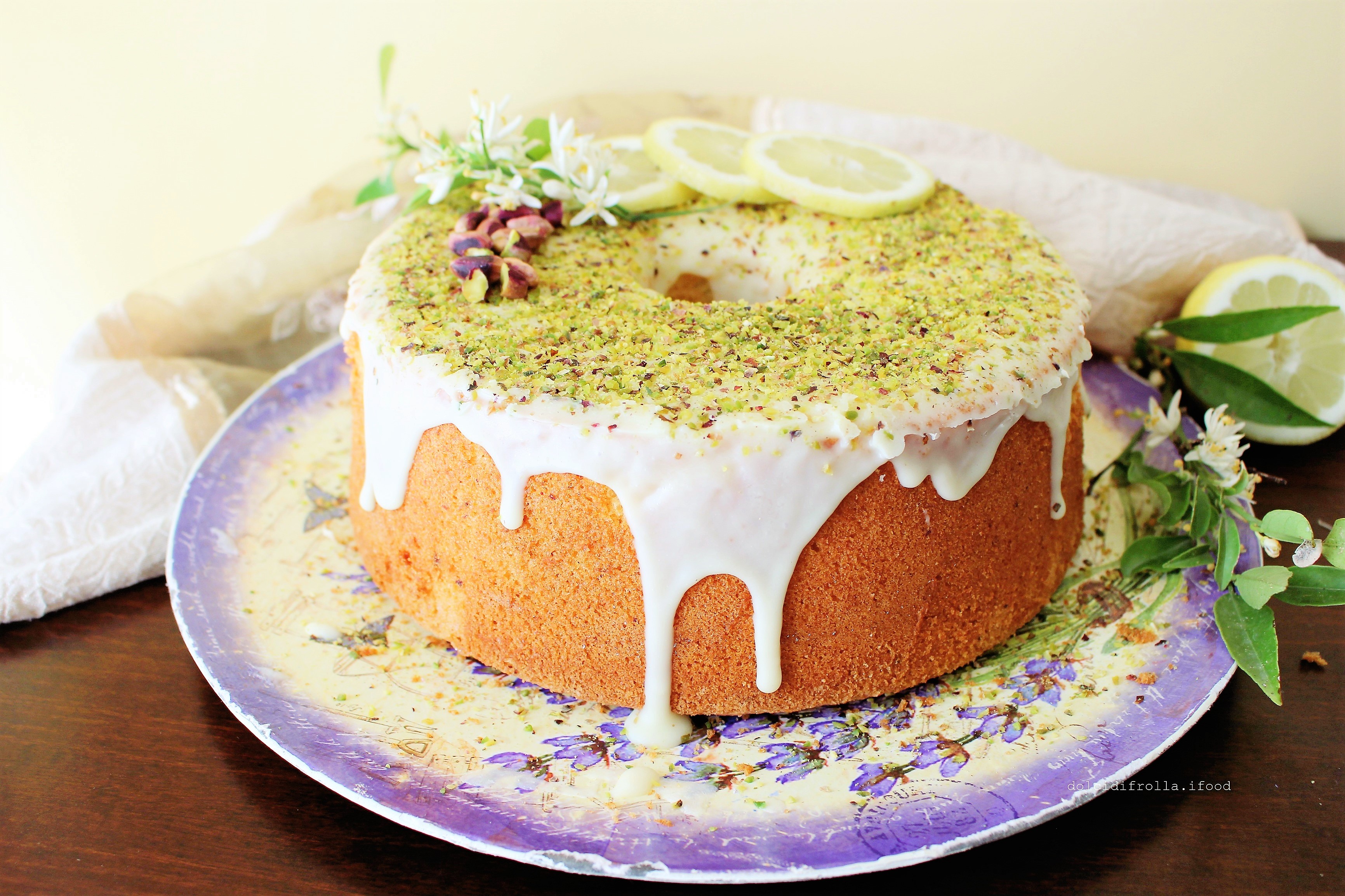 FLUFFOSA AL LIMONE E PISTACCHIO CON GLASSA AL CIOCCOLATO BIANCO