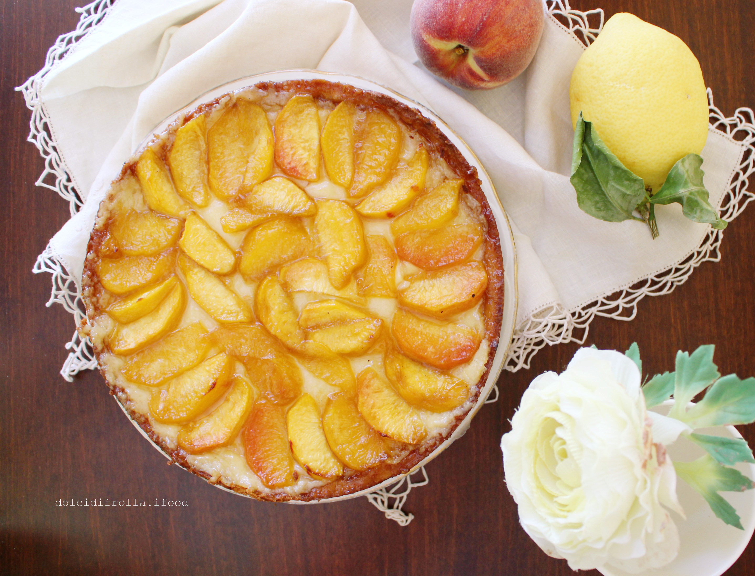 CROSTATA ALLA CREMA CON PESCHE CARAMELLATE