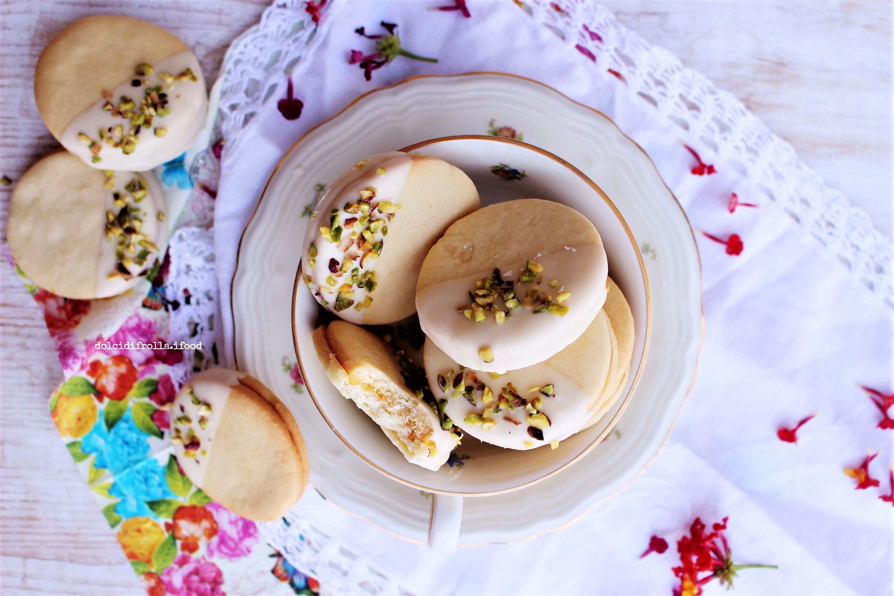 BACI CALABRESI AL CIOCCOLATO BIANCO E PISTACCHIO