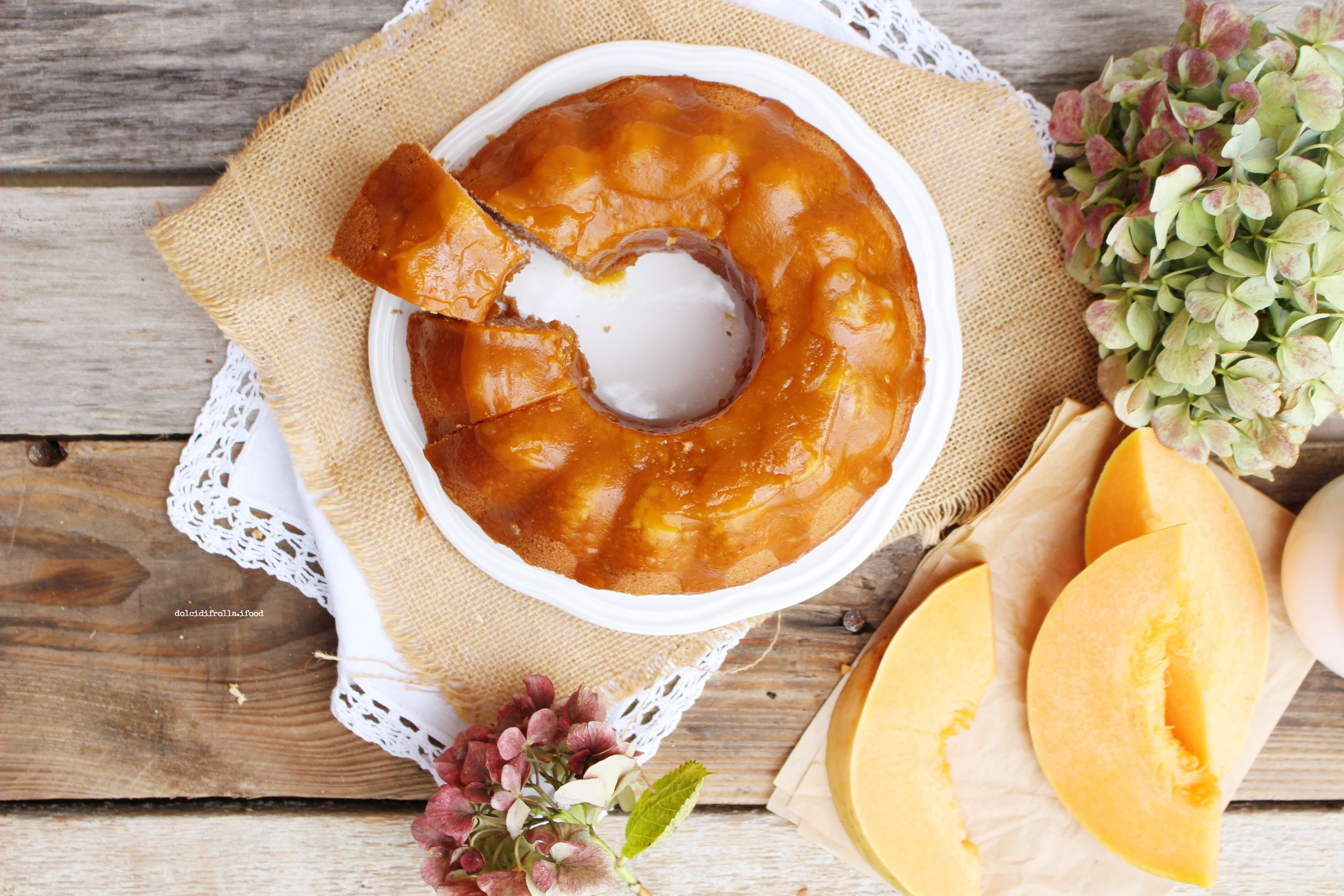 CIAMBELLA AL CIOCCOLATO CON GLASSA ALLA ZUCCA