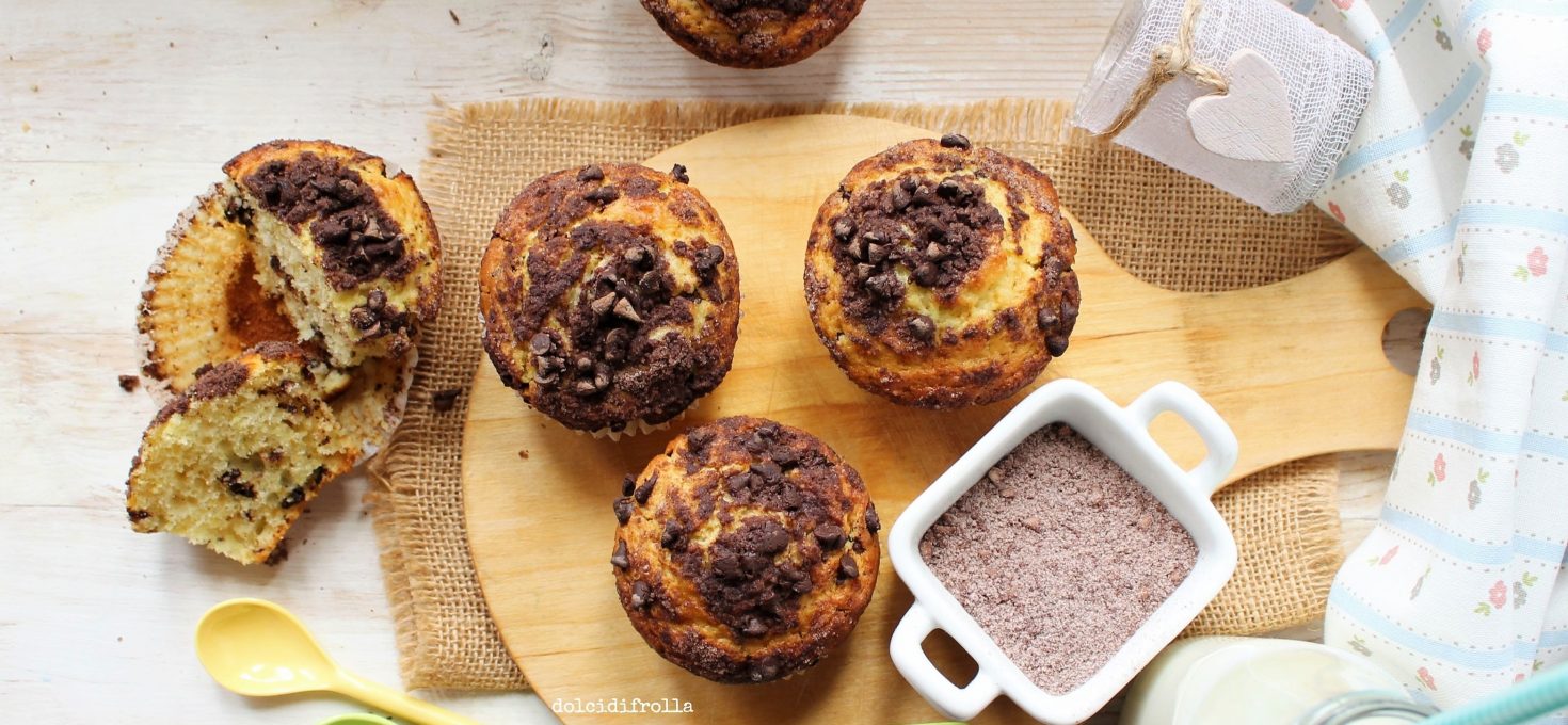 MUFFIN CON GOCCE DI CIOCCOLATO E CRUMBLE AL CACAO