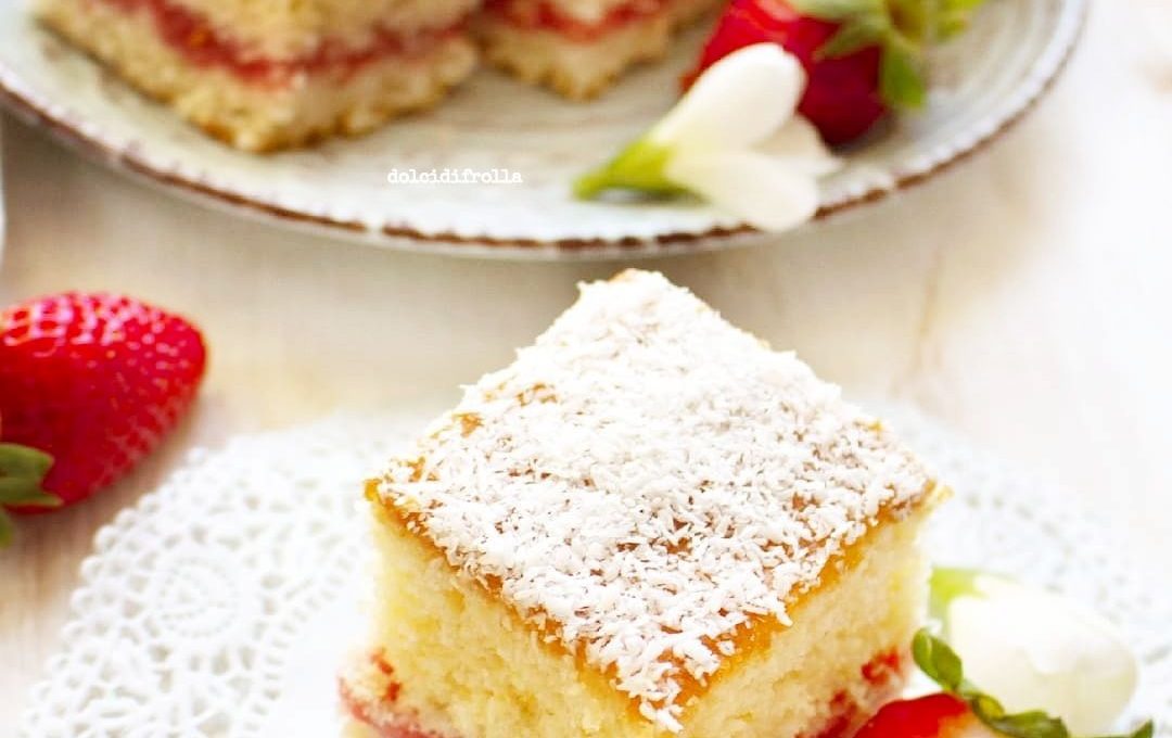 QUADROTTI AL COCCO CON CREMA DI FRAGOLE