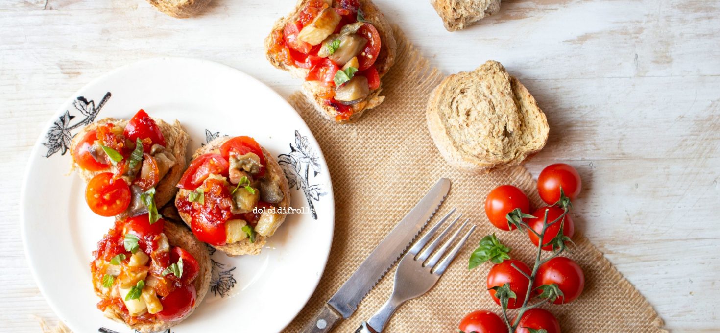 PANE TOSTATO AL FARRO CON MELANZANE POMODORINI E CIPOLLE CARAMELLATE