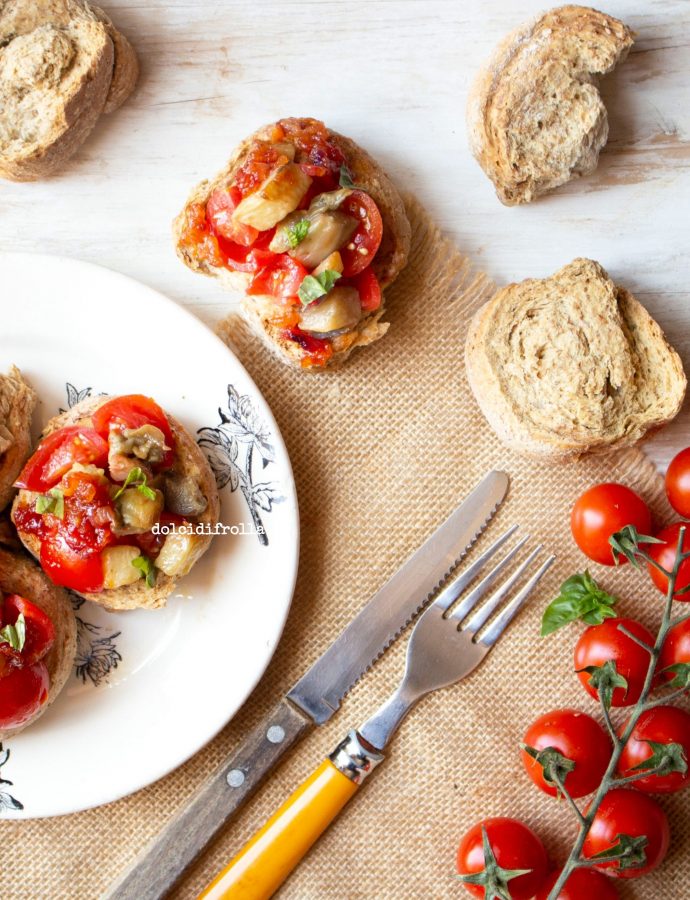 PANE TOSTATO AL FARRO CON MELANZANE POMODORINI E CIPOLLE CARAMELLATE