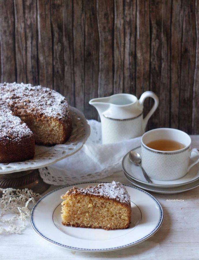 TORTA CON AMARETTI E CIOCCOLATO BIANCO