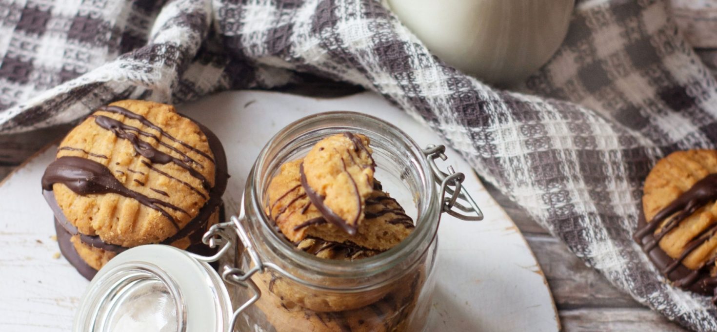 BISCOTTI AL BURRO DI ARACHIDI E CIOCCOLATO