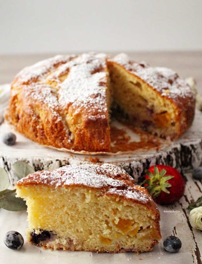 TORTA ALLA MANDORLA E FRUTTA FRESCA