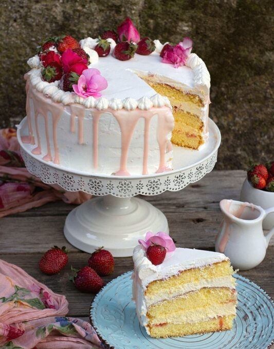 NAKED CAKE CON CREMA TIRAMISU’ E FRAGOLE