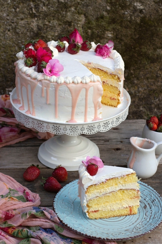 NAKED CAKE CON CREMA TIRAMISU’ E FRAGOLE