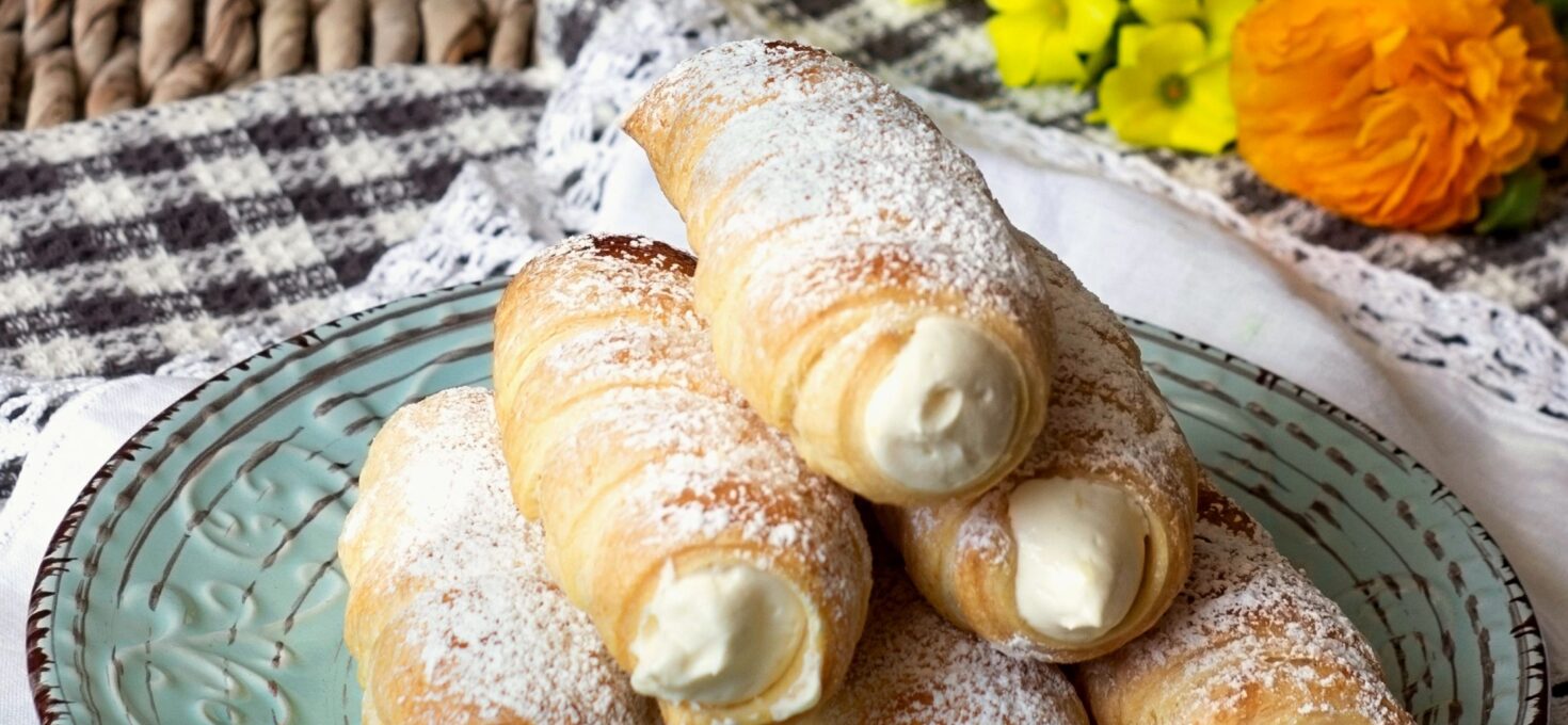 TORCIGLIONI DI SFOGLIA ALLA CREMA