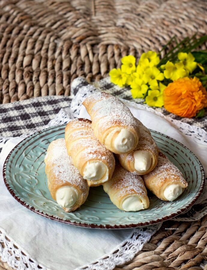 TORCIGLIONI DI SFOGLIA ALLA CREMA