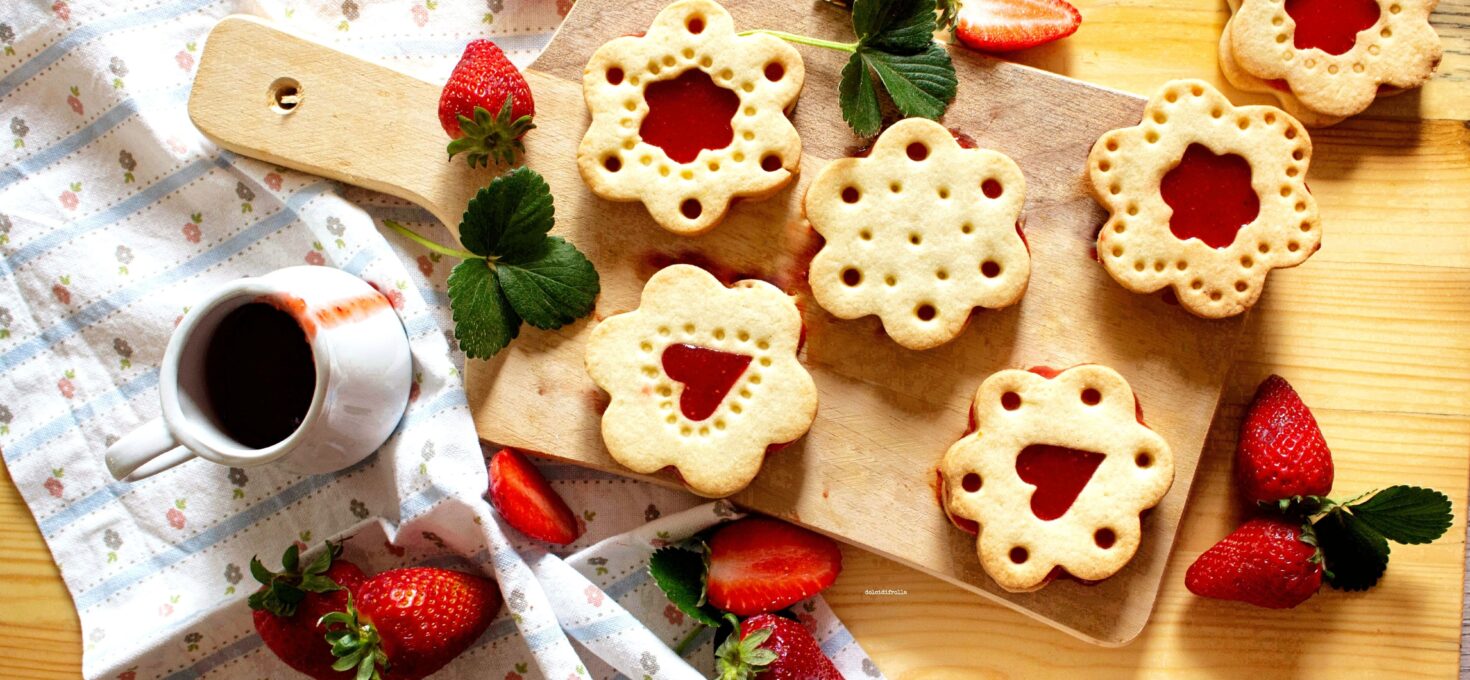 BISCOTTI DECORATI CON SALSA ALLE FRAGOLE