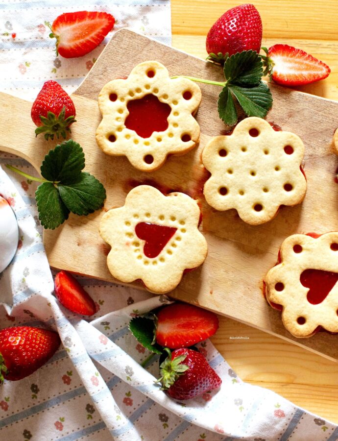 BISCOTTI DECORATI CON SALSA ALLE FRAGOLE