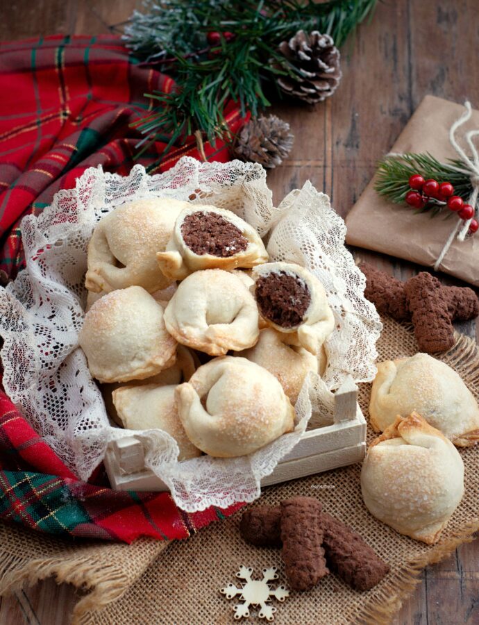 TORTELLI DOLCI AL CIOCCOLATO E MANDORLE