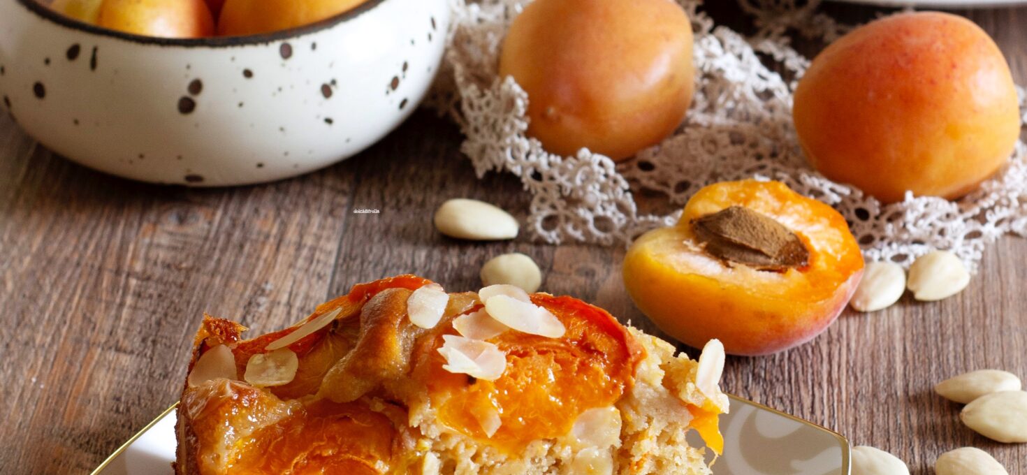 TORTA ALLE ALBICOCCHE E MANDORLE