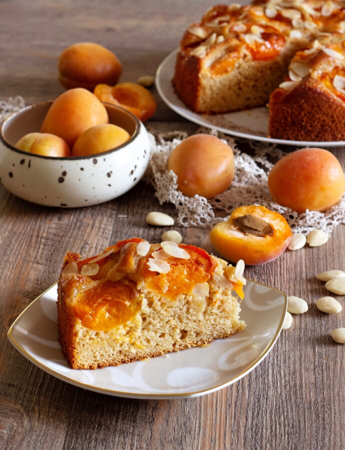 TORTA ALLE ALBICOCCHE E MANDORLE