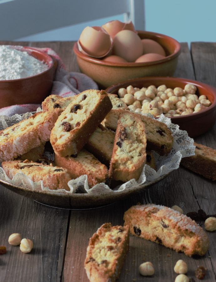 BISCOTTI DELLA NONNA CON NOCCIOLE E UVETTA