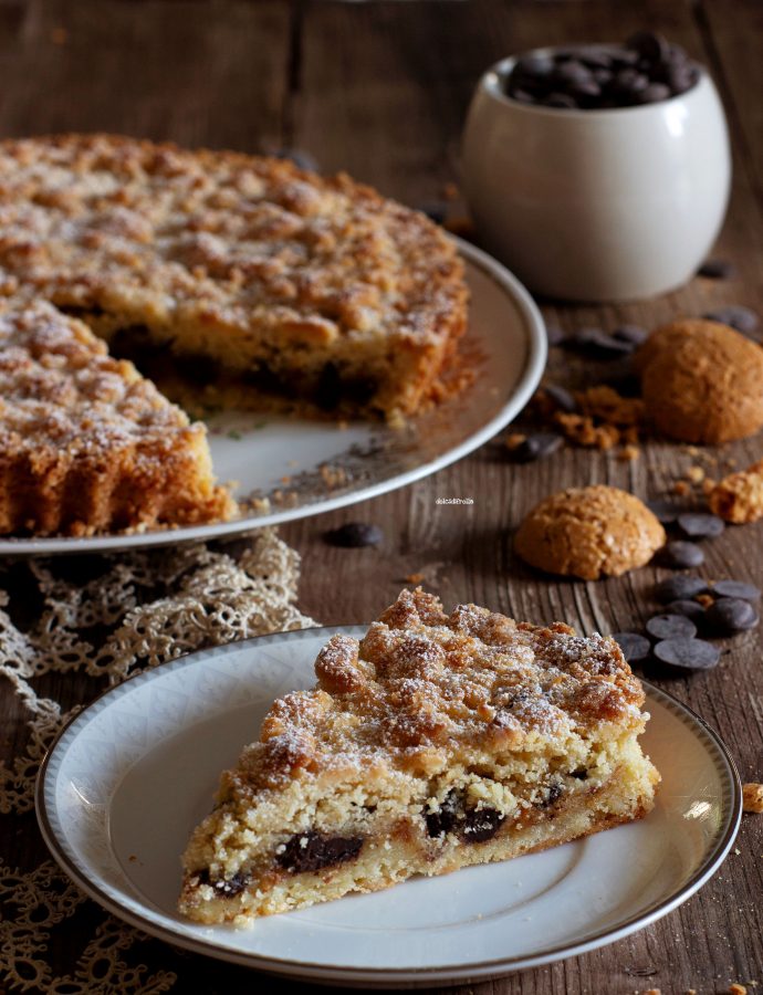 SBRICIOLATA CON AMARETTI E GOCCE DI CIOCCOLATO