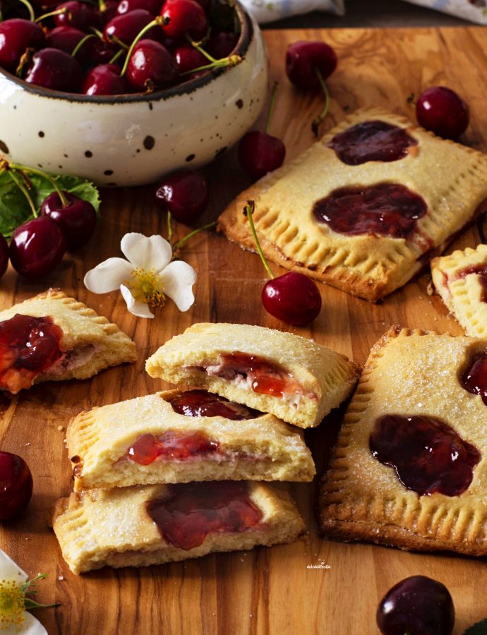BISCOTTI RIPIENI DI FORMAGGIO SPALMABILE E CILIEGIE