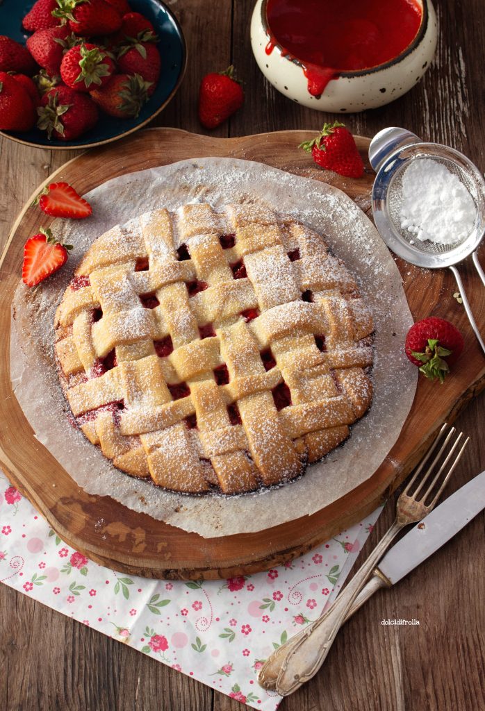 CROSTATA ALLE FRAGOLE SENZA STAMPO - Dolci di frolla