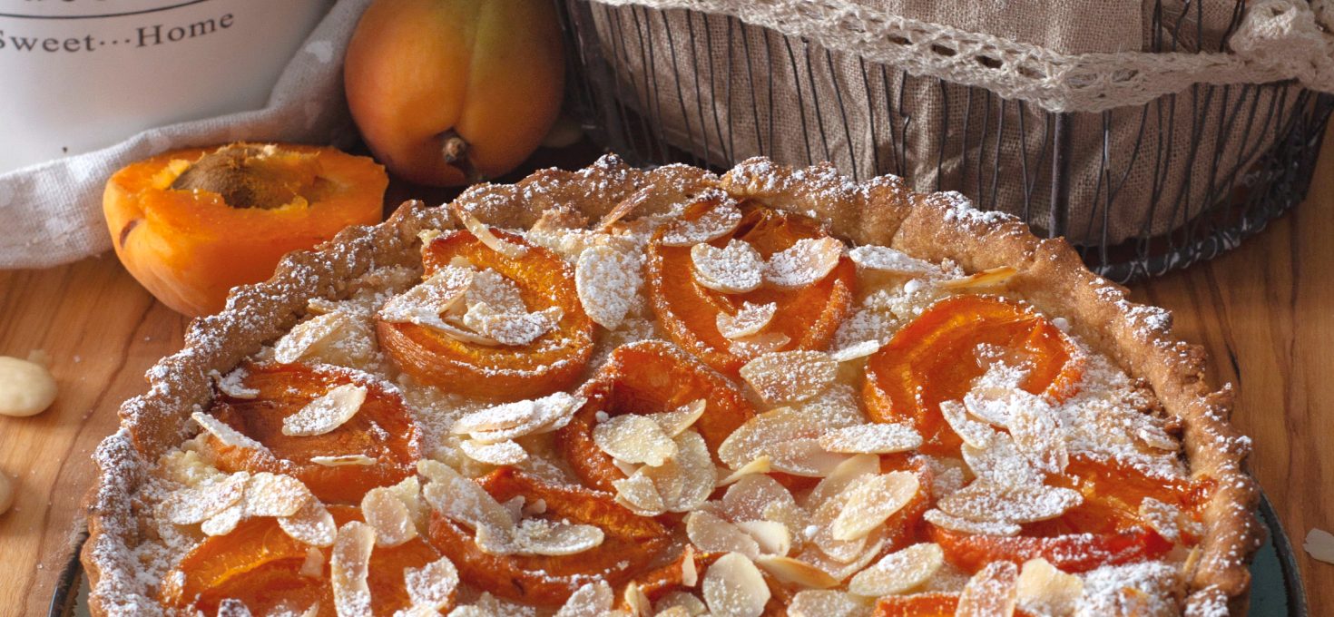 CROSTATA CON ALBICOCCHE E MANDORLE