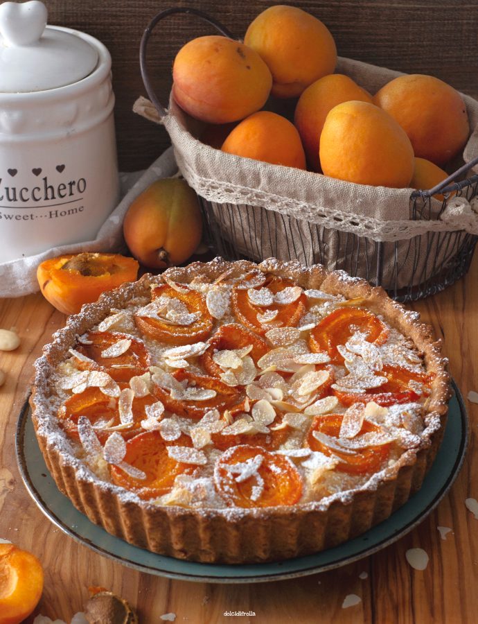 CROSTATA CON ALBICOCCHE E MANDORLE