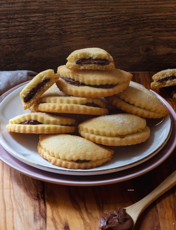 MEZZELUNE DI FROLLA CON CREMA DI NOCCIOLE