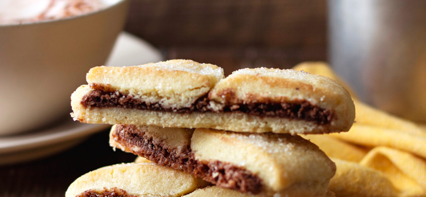 BISCOTTI RIPIENI ALLE MANDORLE E CACAO