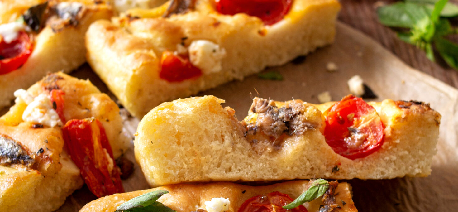 FOCACCIA CON ALICI POMODORINI E MOZZARELLA