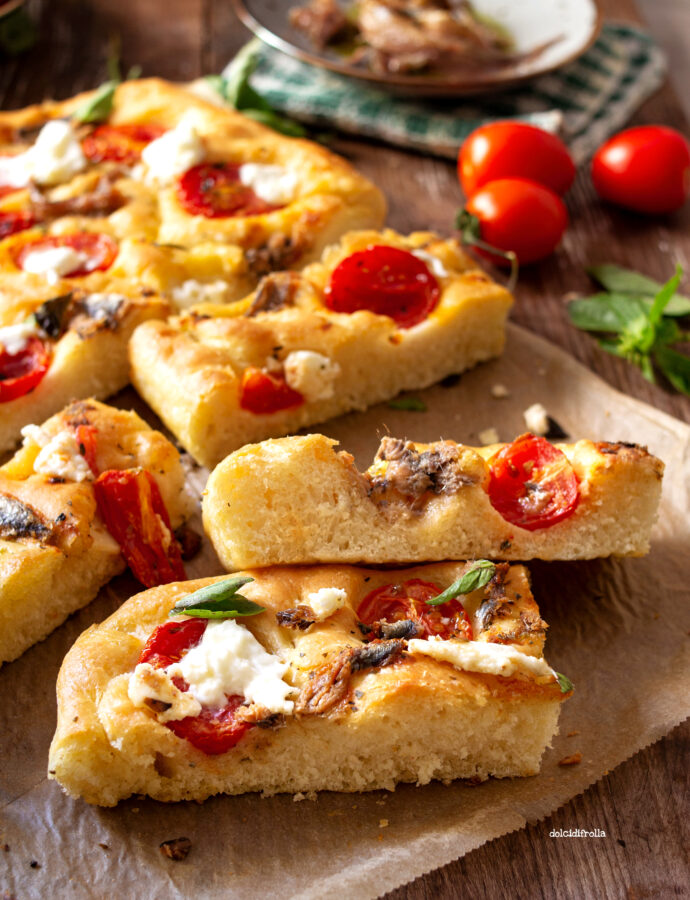 FOCACCIA CON ALICI POMODORINI E MOZZARELLA