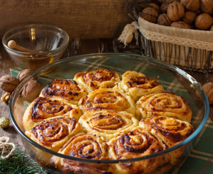 TORTA DI ROSE SALATA CON FORMAGGIO NOCI E MIELE