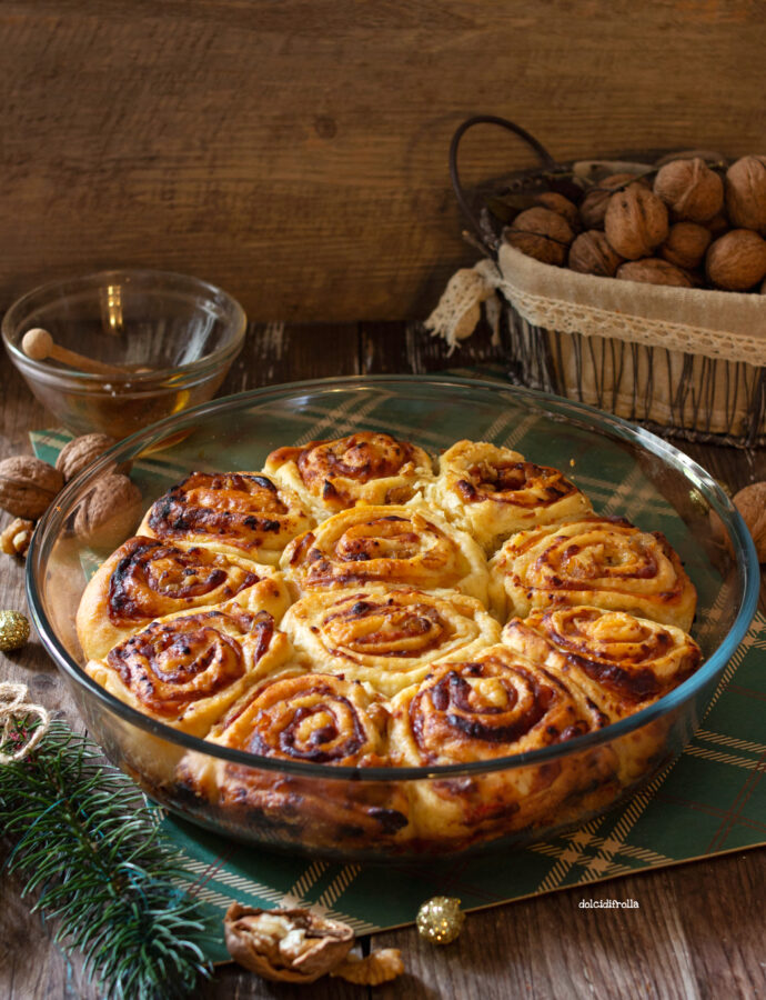 TORTA DI ROSE SALATA CON FORMAGGIO NOCI E MIELE